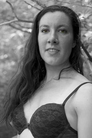 Alexandra nuda nel bosco — foto 10