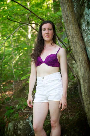 Alexandra nuda nel bosco — foto 11