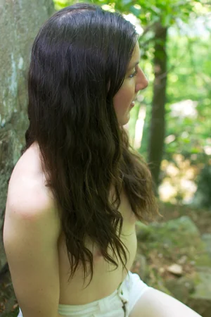 Alexandra nuda nel bosco — foto 12