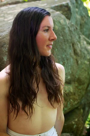 Alexandra nuda nel bosco — foto 16