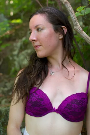 Alexandra nuda nel bosco — foto 2