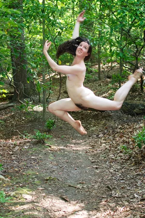 Alexandra nuda nel bosco — foto 41