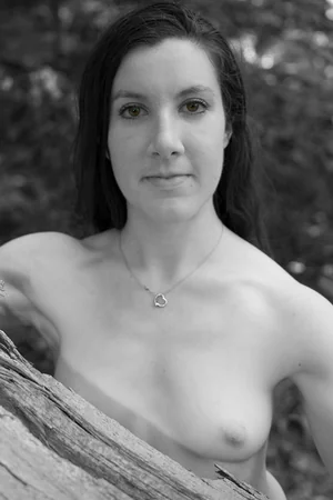 Alexandra nuda nel bosco — foto 45