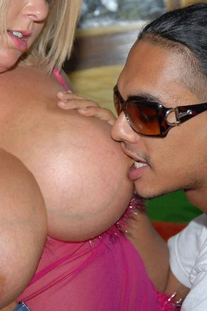 Sex Bomb Laura Pink Pleasures Mulatto With Tits and Mouth — photo 14
