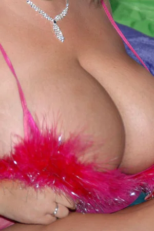 Sex Bomb Laura Pink Pleasures Mulatto With Tits and Mouth — photo 3