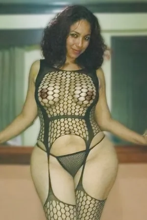 Milf latine au grand cul en lingerie transparente — photo 3