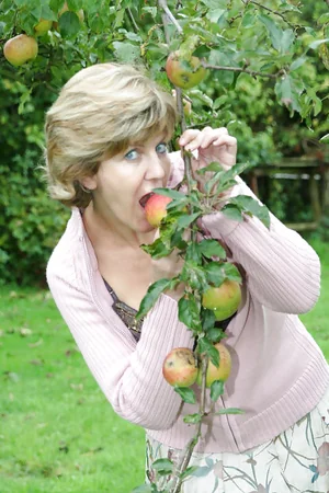 Stuffy Englishwoman Sarah in Her Own Backyard — photo 11