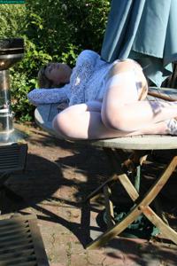 Чопорная англичанка Сара в своем собственном дворике - фото #55
