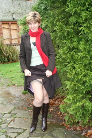 Stuffy Englishwoman Sarah in Her Own Backyard — photo 57