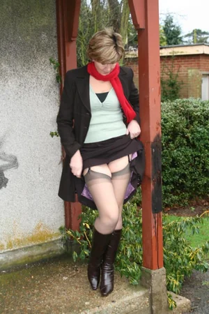 Stuffy Englishwoman Sarah in Her Own Backyard — photo 61
