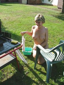 Чопорная англичанка Сара в своем собственном дворике - фото #83
