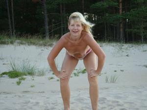 Блондинка с маленькими сиськами на пляже и дома - фото #12