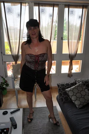 Française Carine fait tout ce que son mari dit — photo 20