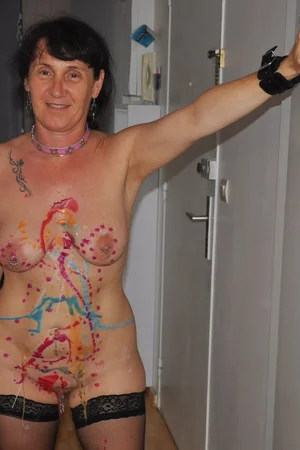 Française Carine fait tout ce que son mari dit — photo 7