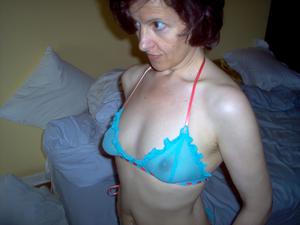 Дама в прозрачном голубом бикини - фото #3