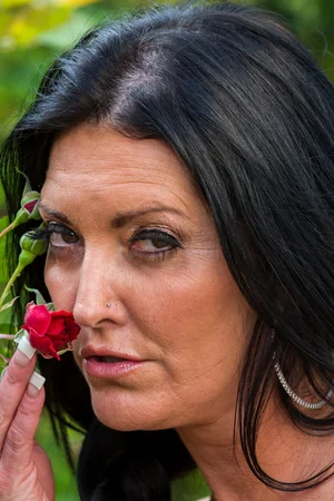 Hermosa mujer rellenita mostrando coño en el jardín — foto 6