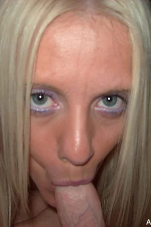 Mamma bionda che succhia cazzo e dildo