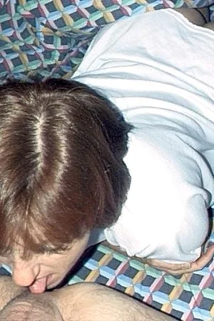 Foto con señora madura que chupa la polla y lame el culo de un tipo — foto 7