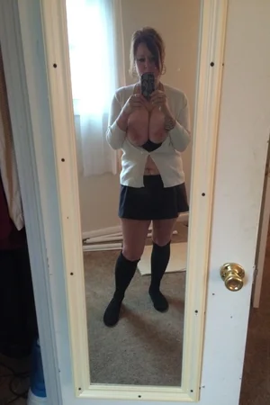 Mulher tira fotos no celular e mostra os peitos — foto 3