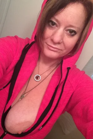 Mulher tira fotos no celular e mostra os peitos — foto 5