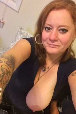 Mulher tira fotos no celular e mostra os peitos — foto 6