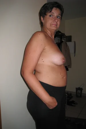 Grosse maman en bas montre son corps et suce bite — photo 7
