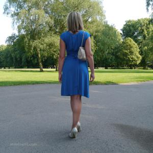 Привлекательная мамка в синем платье позирует на улице - фото #11