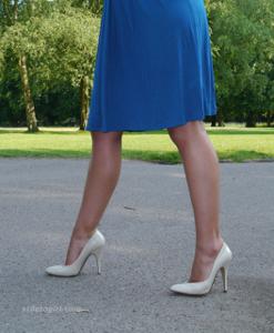 Привлекательная мамка в синем платье позирует на улице - фото #19