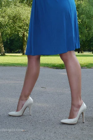 Attractive Milf in Blue Dress Poses Outside — photo 19