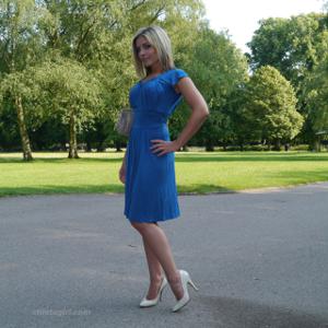 Привлекательная мамка в синем платье позирует на улице - фото #20