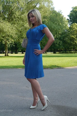 Attractive Milf in Blue Dress Poses Outside — photo 20