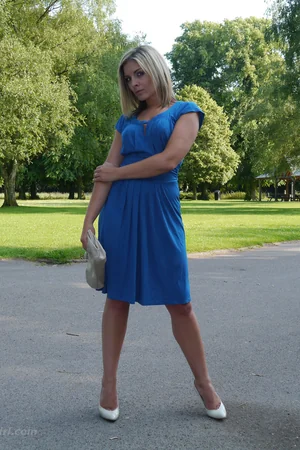 Attractive Milf in Blue Dress Poses Outside — photo 21