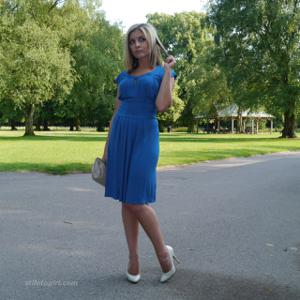 Привлекательная мамка в синем платье позирует на улице - фото #22