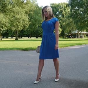 Привлекательная мамка в синем платье позирует на улице - фото #23