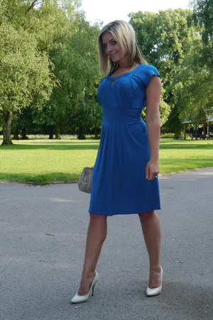 Attractive Milf in Blue Dress Poses Outside — photo 23