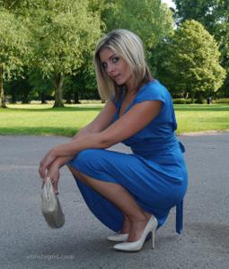 Привлекательная мамка в синем платье позирует на улице - фото #24