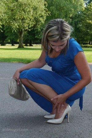 Attractive Milf in Blue Dress Poses Outside — photo 26