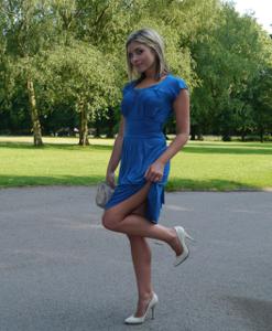 Привлекательная мамка в синем платье позирует на улице - фото #28