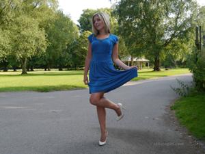 Привлекательная мамка в синем платье позирует на улице - фото #32