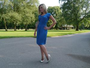 Привлекательная мамка в синем платье позирует на улице - фото #4