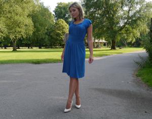 Привлекательная мамка в синем платье позирует на улице - фото #41