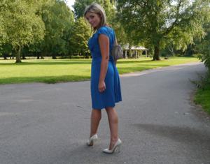 Привлекательная мамка в синем платье позирует на улице - фото #42