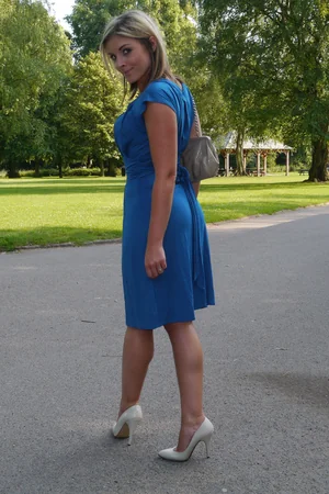 Attractive Milf in Blue Dress Poses Outside — photo 42