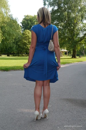 Attractive Milf in Blue Dress Poses Outside — photo 43