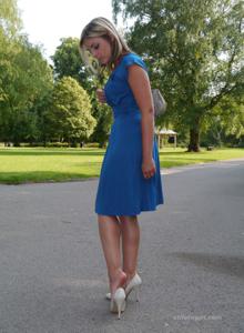 Привлекательная мамка в синем платье позирует на улице - фото #44