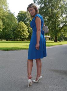 Привлекательная мамка в синем платье позирует на улице - фото #45