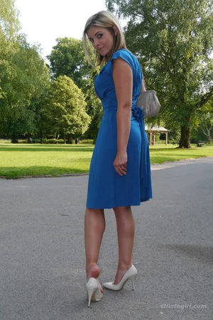Attractive Milf in Blue Dress Poses Outside — photo 45