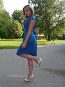Привлекательная мамка в синем платье позирует на улице - фото #46