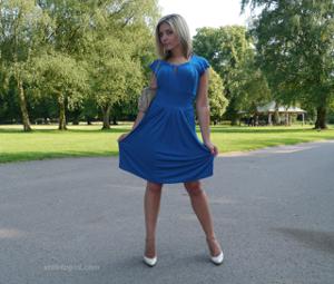 Привлекательная мамка в синем платье позирует на улице - фото #6