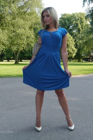 Attractive Milf in Blue Dress Poses Outside — photo 6